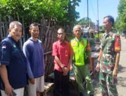 Babinsa Serengan Patroli sekaligus Komsos di Wilayah Binaan