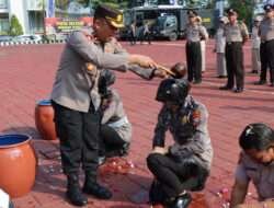 Tradisi Siram Kembang Warnai Kenaikan Pangkat Anggota Polri Dan PNS Polres Gresik