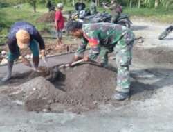 Penuh Semangat, Babinsa Dukung Pembangunan Infrastruktur Desa Binaan