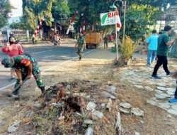 Wujudkan Lingkungan Bersih, Babinsa Karya Bakti Pembersihan Jalan dan Selokan