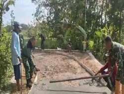 Semangat Membangun Desa, Babinsa Ponorogo Kerja Bakti Cor Jalan Bersama Warga