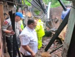 Salut, Polisi dan TNI Bersama Warga Gercep Tangani Rumah yang Ambruk Akibat Hujan Deras di Trenggalek