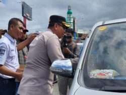 Aksi Simpatik Polisi Berbagi Air Mineral Kepada Pengendara yang Antri di Pelabuhan Ketapang Banyuwangi