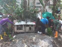 Guyub Rukun, Banbinsa Kelurahan Banyuanyar Bersama Warga Kerjabakti Bersihkan Lingkungan