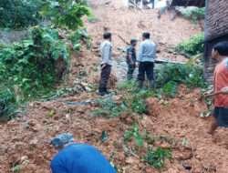 Babinsa Sertu Adi Suwito dan Bhabinkamtibmas Berjuang Bersama Atasi Bencana Longsor di Desa Masaran