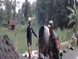 Wujudkan Kemanunggalan, Babinsa Kodim 0802/Ponorogo Kerja Bakti Bangun Jalan Bersama Warga