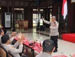 Tingkatkan Profesionalitas, Dirbinmas Polda Jatim Beri Arahan Ratusan Bhabinkamtibmas Polres Malang