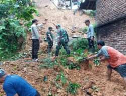 Kompak TNI – Polri Bersama Warga di Trenggalek Gotong Royong Bersihkan Material Tanah Longsor