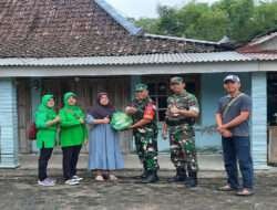 Di Pracimantoro, Danramil Serahkan Sembako Kepada Warga Terdampak Bencana Gempa