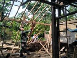 Rumah Pujono Tertimpa Pohon, Babinsa Bersama Warga Gelar Karya Bakti
