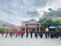 Tingkatkan Disiplin Karyawan Rumah Makan, Babinsa Kelurahan Timuran Berikan Latihan PBB