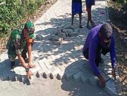 Bantu Pasang Paving Blok, Babinsa Tumbuhkan Semangat Gotong Royong