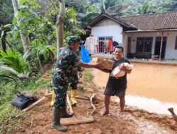 Anggota Koramil 0806/12 Munjungan Salurkan Bantuan Sembako kepada Warga Terdampak Tanah Longsor