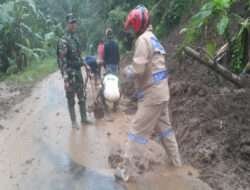 Gotong – royong Polisi dan TNI Bersama Warga Bersihkan Tebing Longsor di Banyuwangi
