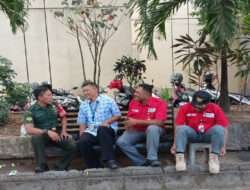 Penuh Keakraban, Babinsa Kampung Baru Komsos dengan Petugas Keamanan di Komplek Balai kota Surakarta