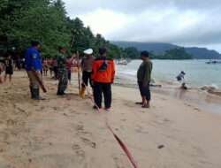 Polisi Pasang Tanda Batas Aman di Pantai Watulimo Trenggalek Antisipasi Gelombang Tinggi