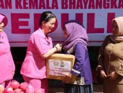 Polres Lumajang dan Bhayangkari Salurkan Bantuan Untuk Korban Banjir Semeru