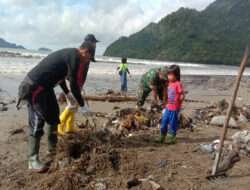 Koramil 0806/07 Watulimo Pelopori Karya Bakti Gerakan Resik Tepi Pantai Cengkrong (Gesit Pace)