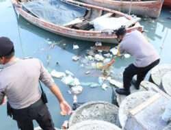 Polres Gresik bersama Warga dan Pelajar Bersih-bersih Sampah di Pesisir Gresik