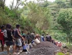 Peran Aktif Babinsa Dalam Percepatan Pembangunan di Desa Binaan dengan Turut Langsung Dalam Karya Bakti Pembuatan Talud