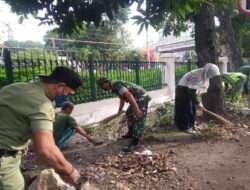 Begini Cara Babinsa Kelurahan Purwosari Dalam Menjaga Kebersihan Lingkungan
