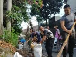 Kapolsek Tambaksari bersama Tiga Pilar Kerja Bhakti Peduli Lingkungan Sehat dan Bersih