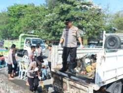 Polisi Peduli Lingkungan, Polda Jatim Bersama Warga Bersihkan Sampah di Sepanjang Pantai Kenpark