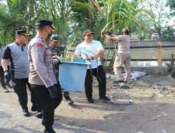 Tiga Pilar Kompak Bersih-Bersih Bantaran Sungai Kalimas di Alun-alun Contong