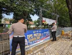 Operasi Patuh Semeru 2023, Satlantas Polres Gresik Pasang Himbauan Keselamatan Dijalan