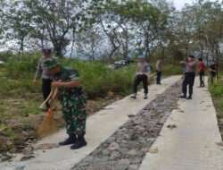 Di Puhpelem, TNI-Polri Membaur Bersama Warga Bersihkan Pemakaman Umum