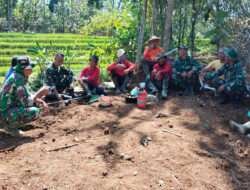 Jalin Keakraban, Babinsa Manfaatkan Waktu Istirahat Dengan Komsos Bersama Warga