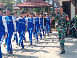 Bentuk Mental dan Karakter Siswa Sejak Dini Babinsa Kelurahan Sumber Latihkan PBB