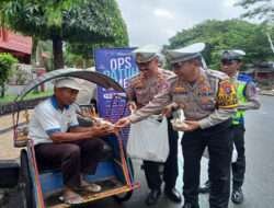 Kampanyekan Tertib Berlalu Lintas, Polisi Berbagi Sarapan Pagi Untuk Tukang Becak di Trenggalek