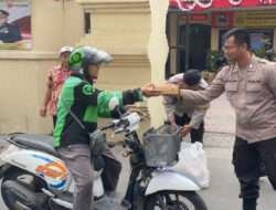 Jumat Berkah, Polsek Dukuh Pakis Bagikan Nasi ke Pengguna Jalan