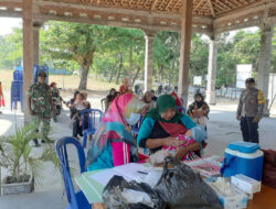 Wujudkan Balita Sehat, Babinsa Rejomulyo Dampingi Petugas Berikan Layanan Imunisasi