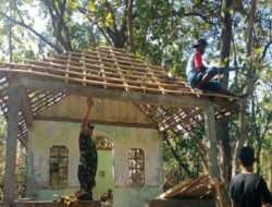 Bersama Warga Anggota Posramil Kasreman Gotong -Royong Rehab Musholla