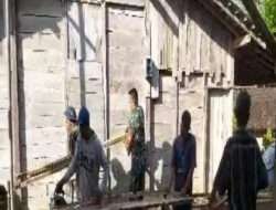 Bantu Kesulitan Warga, Babinsa Karanganyar Bantu Warga Bangun Rumah