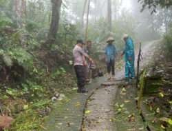 Respon Cepat Babinsa Koramil 0806/07 Watulimo Beraksi Mengatasi Tanah Retak