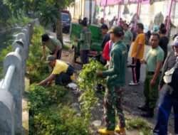 Pelihara Kebersihan Lingkungan, Babinsa Kelurahan Gilingan Kerja Bakti bersama Warga