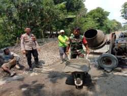 Babinsa Tak Ragu Dorong Angkong Saat Kerja Bakti Pengerasan Jalan