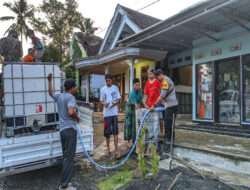 Polres Lumajang Distribusikan Air Bersih Bagi Warga Terdampak Banjir Lahar Dingin
