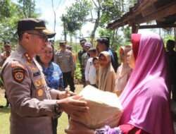 Kunjungi Warga Kecamatan Pule, Kapolres Trenggalek Serahkan Bansos