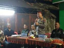 Polisi Ngobrol Santai bersama Warga