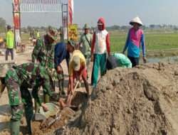 Droping Material Lancar, Pengurugan Bahu Jalan Mulai Dilaksanakan di Lokasi TMMD Sengkuyung II Kodim 0726/Sukoharjo