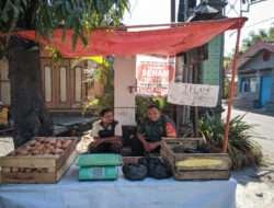 Pedagang Telur Jadi Incaran Komsosnya Babinsa Semanggi