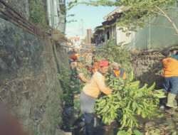 Cegah Bencana Banjir, Babinsa Kelurahan Banjarsari Bersama Warga Dan Saberling Bersihkan Bantaran Sungai