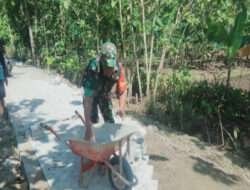 Peduli Dengan Masyarakat, Serda Wahyu Bantu Warga Pasang Paving