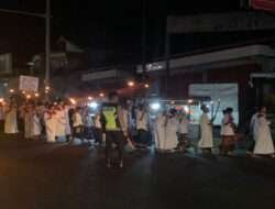 Sambut Tahun Baru Islam 1445 H, Personil Koramil Dan Polsek Purwantoro Amankan Jalannya Pawai Obor