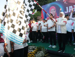 Peringati 1 Muharram 1445 H, Gubernur Khofifah Bagikan Puluhan Ribu Bendera dan Lepas Jalan Sehat