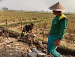 Ringankan Beban Petani, Babinsa Bantu Pembuatan Saluran Air